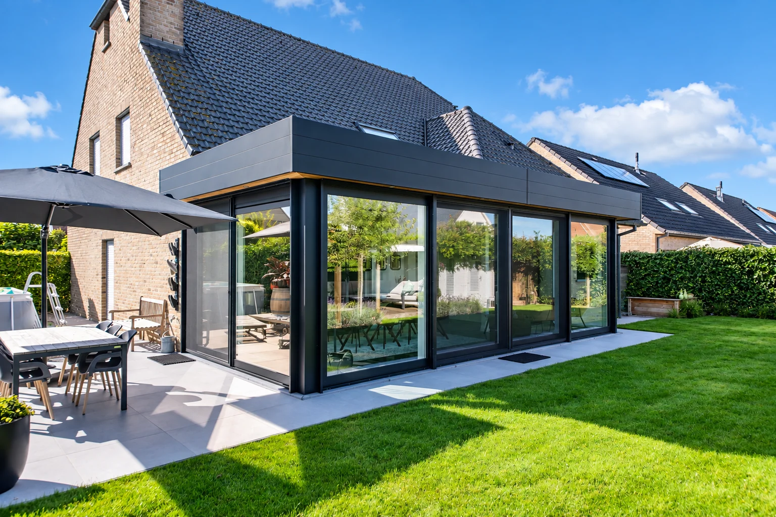 Moderne tuinkamer met grote glaspartijen en extra leefruimte