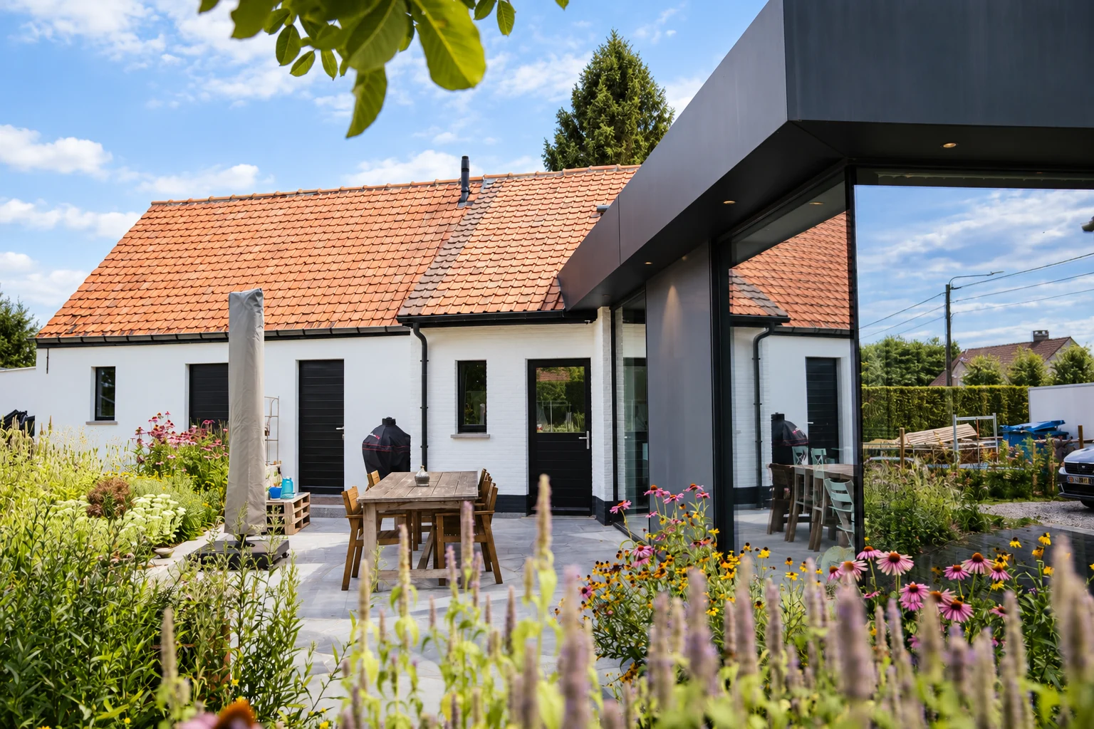 Woning met weelderige tuin en moderne uitbouw