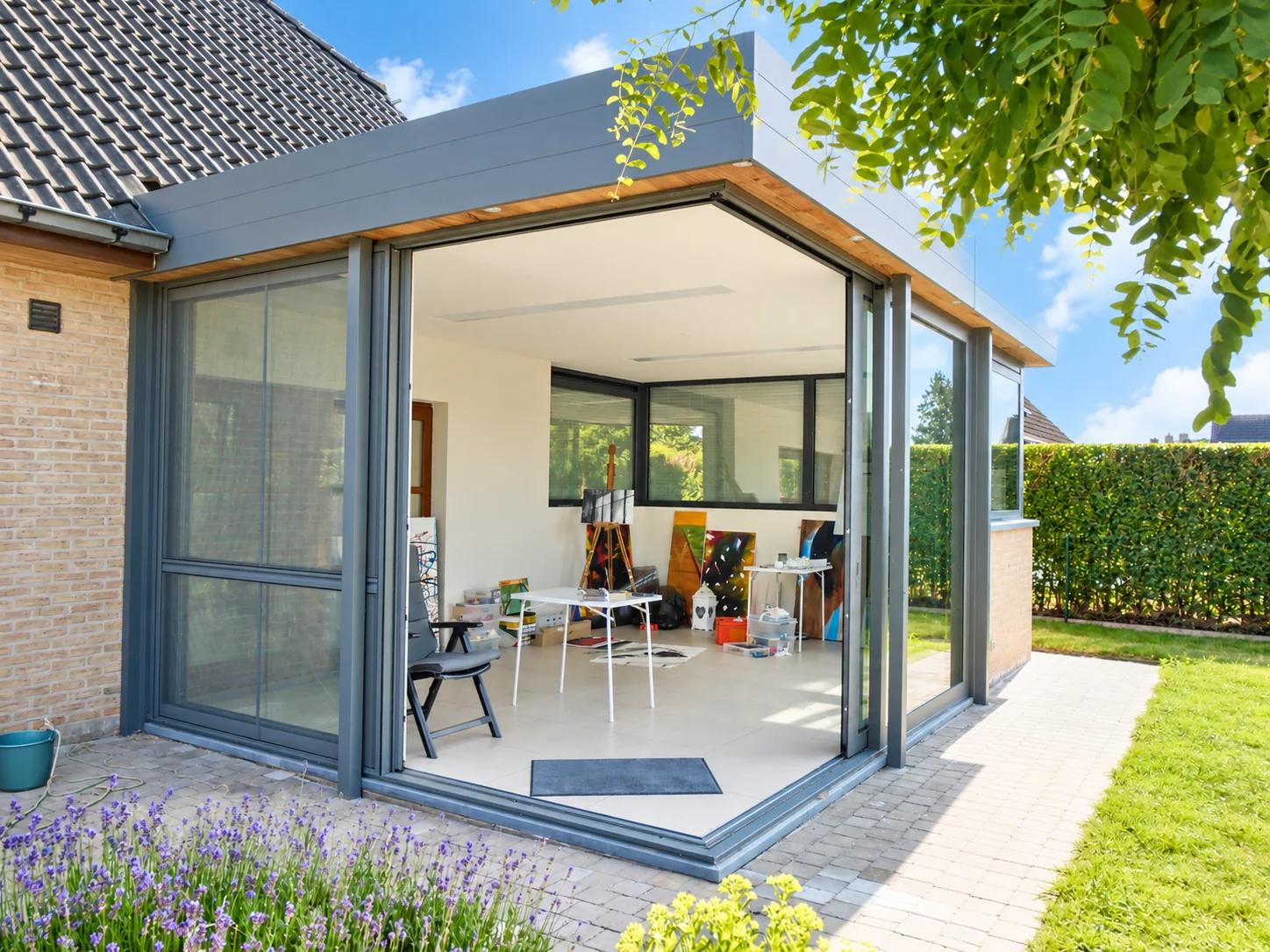 Moderne tuinstudio met open hoek en veel glas